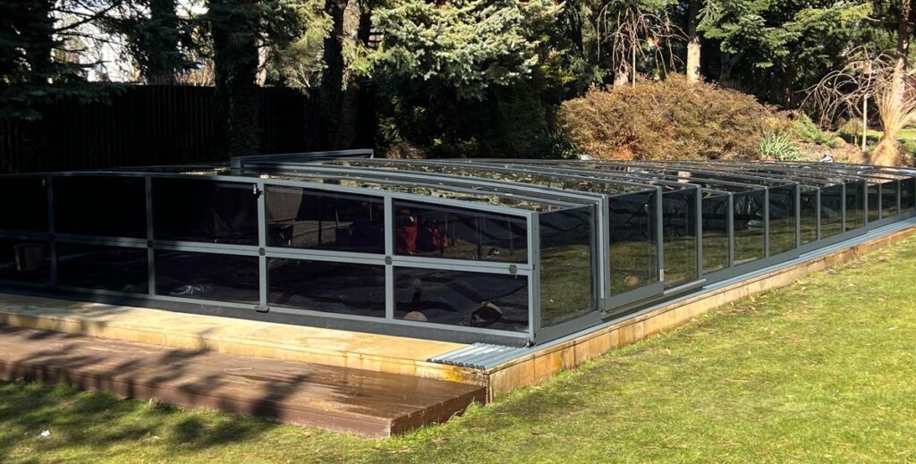 Zadaszenie basenowe z ciemnym poliwęglanem